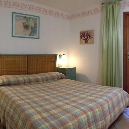 Ξενοδοχείο με διαμερίσματα Sardegna Cala Reale 4*
